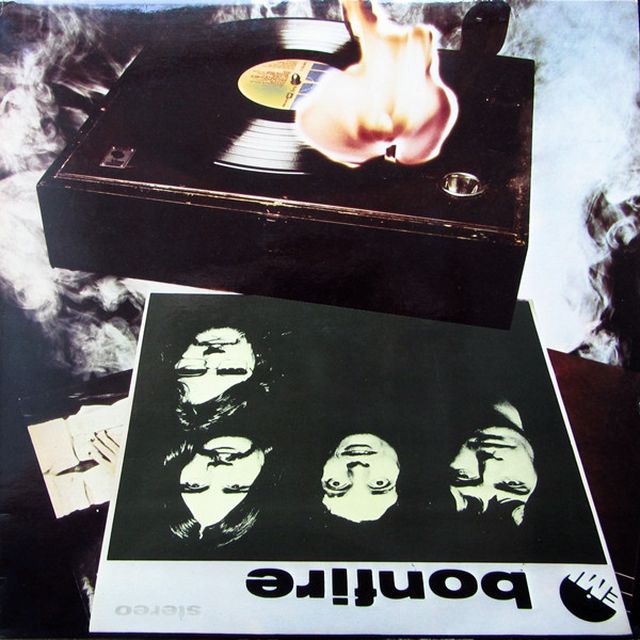 Capa do álbum Bonfire da banda Bonfire Goes Bananas