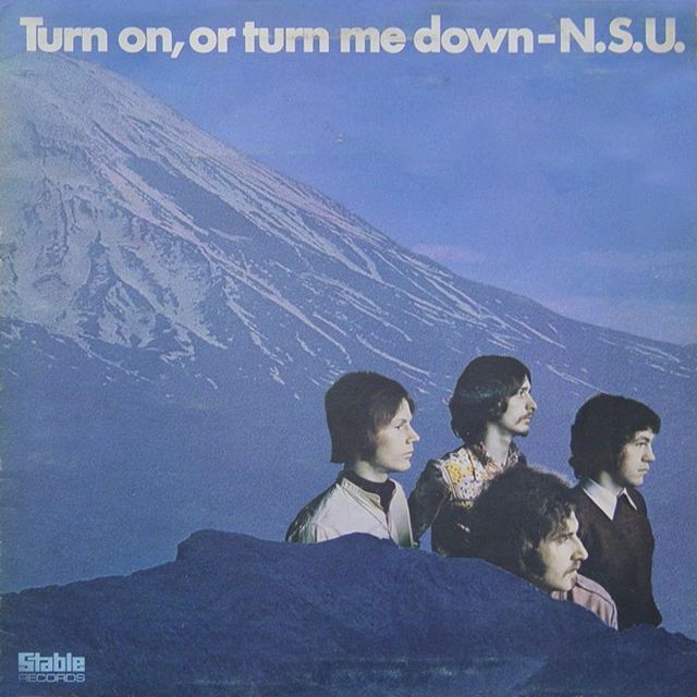 Capa do álbum N.S.U. da banda Turn on, or turn me down